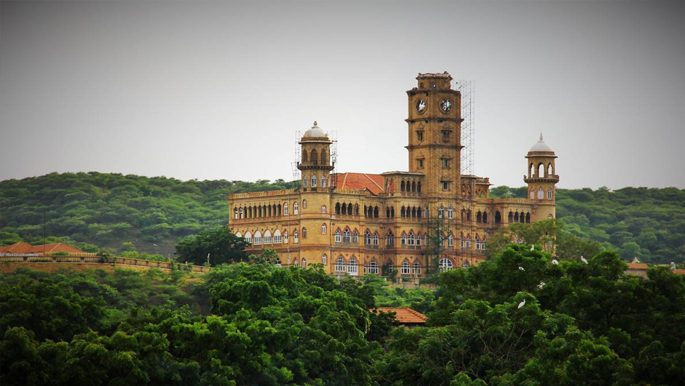 রাজকোটের সোনি বাজারের কাছে হটকেশ্বর মন্দিরের কাছেই রয়েছে এই দুর্বারগড় প্রাসাদ। ১৮৮০-র দশক পর্যন্ত এই প্রাসাদই ছিল রাজবংশের বাসভবন। পরে তাঁরা থাকতে শুরু করেন রঞ্জিত বিলাস প্রাসাদে। এই নতুন প্রাসাদ নির্মাণের পিছনে আছে প্রাকৃতিক বিপর্যয়। ১৮৪৭ খ্রিস্টাব্দে গুজরাতে তীব্র খরার ফলে অসংখ্য মানুষ কর্মহীন হয়ে পড়েন। 
