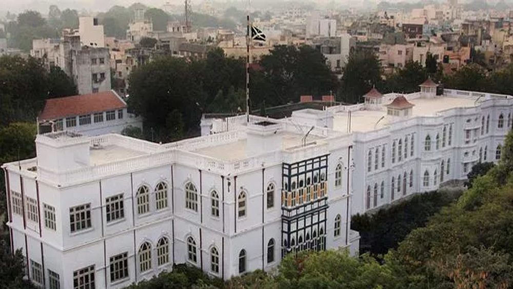 পরিবারের কিছু সদস্য ১৯৭০ সাল অবধি থাকতেন দুর্বারগড়েই। সেইসঙ্গে ছিল গুজরাত সরকারের কিছু দফতরও। ২০০১ সালের ভূমিকম্পের পরে এখান থেকে দফতর সরিয়ে নেয় গুজরাত সরকার। এর পর প্রাসাদটি হয়ে যায় কার্যত জনহীন। আশা করা হচ্ছে, আড়াই বছরের মধ্যে রাজ পরিবারের প্রস্তাবিত প্রকল্প সম্পূর্ণ রূপায়িত হয়ে নতুন রূপ পাবে এই পরিত্যক্ত প্রাসাদ। 