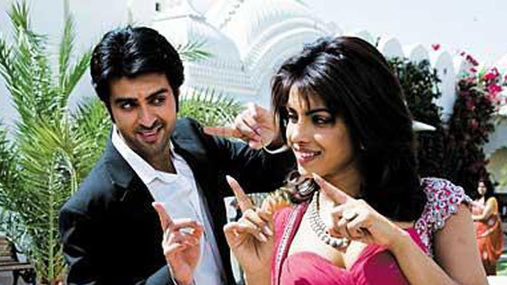 কারণ সে সময় হরমনের সঙ্গে একটি ছবি বানাচ্ছিলেন আশুতোষ। যার নাম ছিল ‘হোয়াট’স ইওর রাশি’। তাঁর মনে হয়, ছবি মুক্তির আগেই যদি দর্শকদের মনে অভিনেতাকে নিয়ে এমন খারাপ ধারণা তৈরি হয়ে যায় তা হলে তা ছবির উপর কুপ্রভাব ফেলতে পারে।