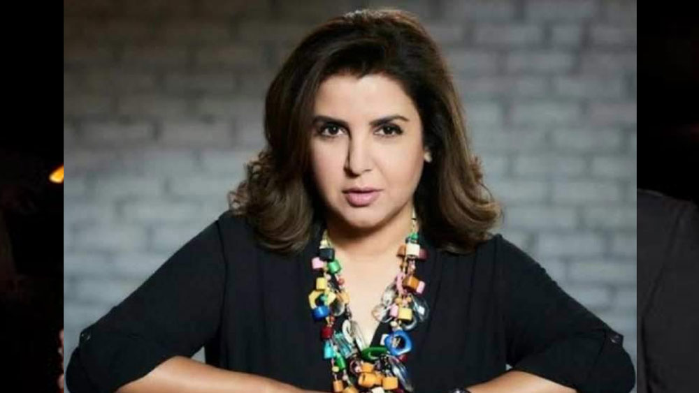 এ সব বলে মঞ্চ থেকে নেমে যান আশুতোষ। নীচে দর্শকাসনে তারকারা তখন রীতিমতো হতভম্ব। তার পরই সাজিদের সমর্থনে কথা বলতে শুরু করেন তাঁর বোন ফারহা। মঞ্চ থেকে তিনিও আশুতোষকে এক হাত নেন।