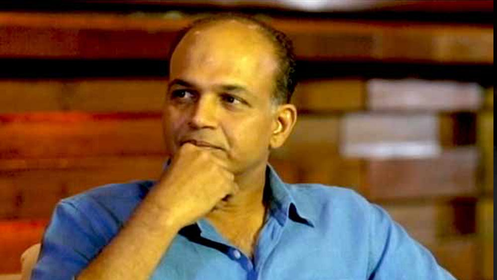 এরপর সাজিদও তাঁকে প্রকাশ্যে চ্যালেঞ্জ ছুঁড়ে দেন কাউকে নিয়ে ব্যঙ্গ করে লোক হাসানোর। তাতে আরও রেগে গিয়ে আশুতোষ সাফ জানিয়ে দেন, সাজিদের মতো তাঁর স্বভাব নয়।