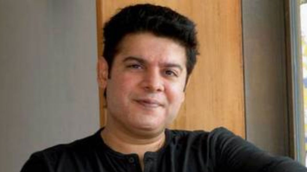 তাঁর কথার মাঝে সাজিদ কথা বলতে গেলে তখন আরও অপমান করতে শুরু করেন তিনি। কাউকে নিয়ে ব্যঙ্গ করে দর্শকদের বিনোদন দেওয়া যে সহজ এবং আশুতোষ চাইলে তিনিও সেটা অনায়াসে করতে পারেন, জানান তিনি।