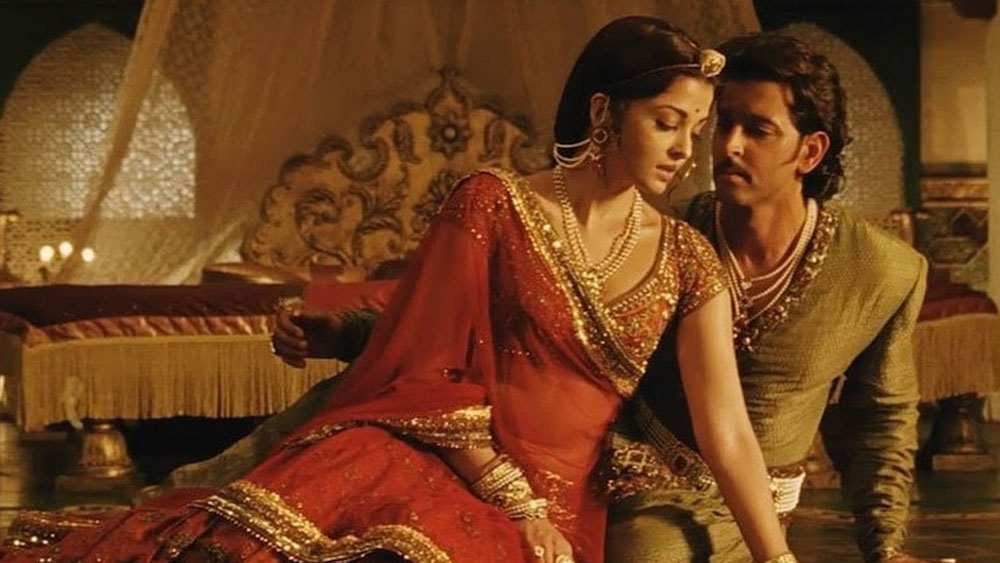 এর পর পরই ‘যোধা আকবর’ ছবির জন্য পুরস্কার নিতে মঞ্চে ওঠেন পরিচালক আশুতোষ। সাজিদই তাঁর নাম ঘোষণা করেছিলেন।