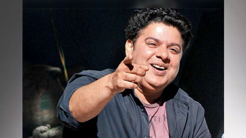 সঞ্চালনার সময় হরমনকে নিয়ে মজা করছিলেন সাজিদ। আসলে হরমনের অভিনয় নিয়ে তিনি মজা করে নানান কথা বলছিলেন।