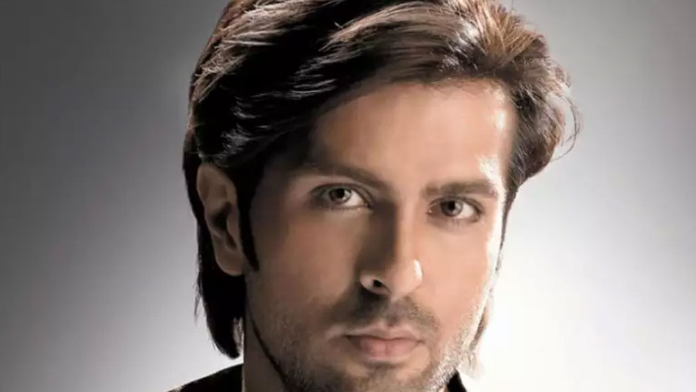 সে সময় সিনেমা জগতে সদ্য পা রেখেছিলেন হরমন বাওয়েজা। হৃতিক রোশনের মতো দেখতে তাঁকে। তাই অনেকেই 'হৃতিকের ডুপ্লিকেট' বলেও ডাকেন তাঁকে।  