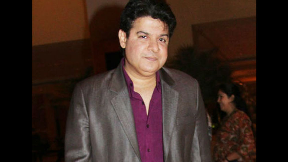 নিজের স্বভাবসিদ্ধ ভঙ্গিতেই মজার ছলে অনুষ্ঠান সঞ্চালনা করছিলেন তিনি। সঙ্গে ছিলেন বোন ফারহাও।