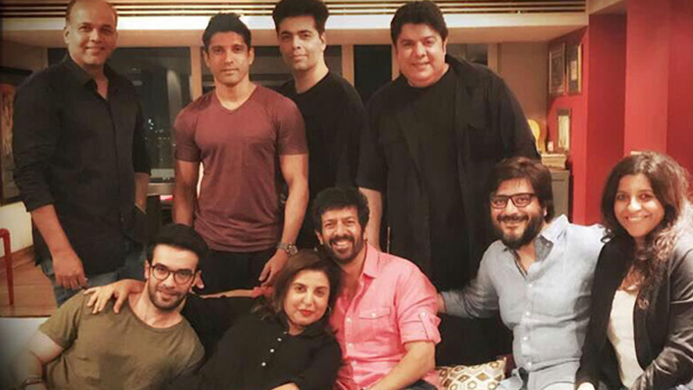 এমনই পরিস্থিতি তৈরি হয়েছিল যে, ঘটনার সময় উপস্থিত সকলেই রীতিমতো থমকে গিয়েছিলেন। আর এই পুরো ঘটনাটিই ঘটেছিল পুরস্কার বিতরণীর মঞ্চে।