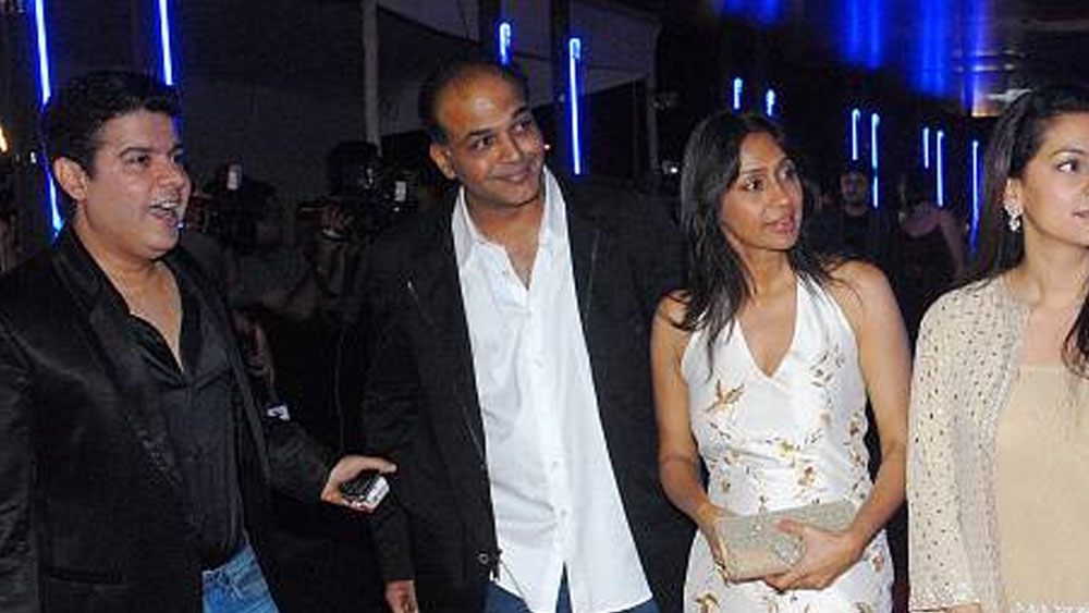 কিন্তু এক বার দুই পরিচালকের মধ্যে বিশাল বাগবিতণ্ডা শুরু হয়েছিল। তৃতীয় এক ব্যক্তিকে নিয়ে সেই কথা কাটাকাটি ব্যক্তিগত আক্রমণে পৌঁছে গিয়েছিল।