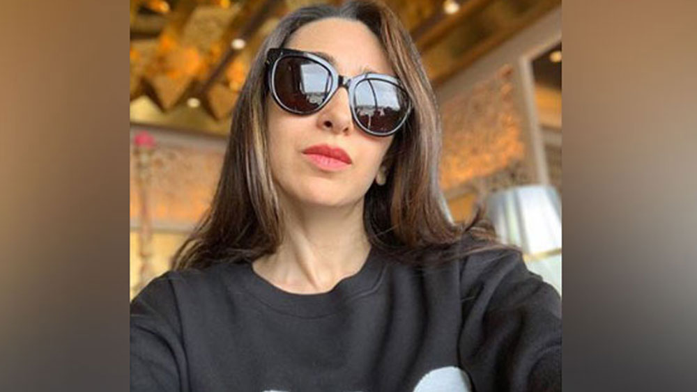 করিশ্মার ঘনিষ্ঠ মহল সূত্রে খবর, এ সব করে প্রতি বছর অন্তত ৭২ কোটি টাকা উপার্জন করেন তিনি।