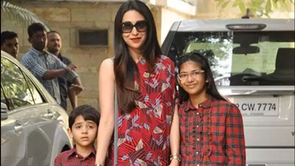 নিজের জীবনচর্যা এবং ছেলেমেয়ের স্কুল-টিউশনের খরচ এই টাকা থেকে অনায়াসেই উঠে আসে করিশ্মার। ফলে এ নিয়ে ভাবতে হয় না তাঁকে।