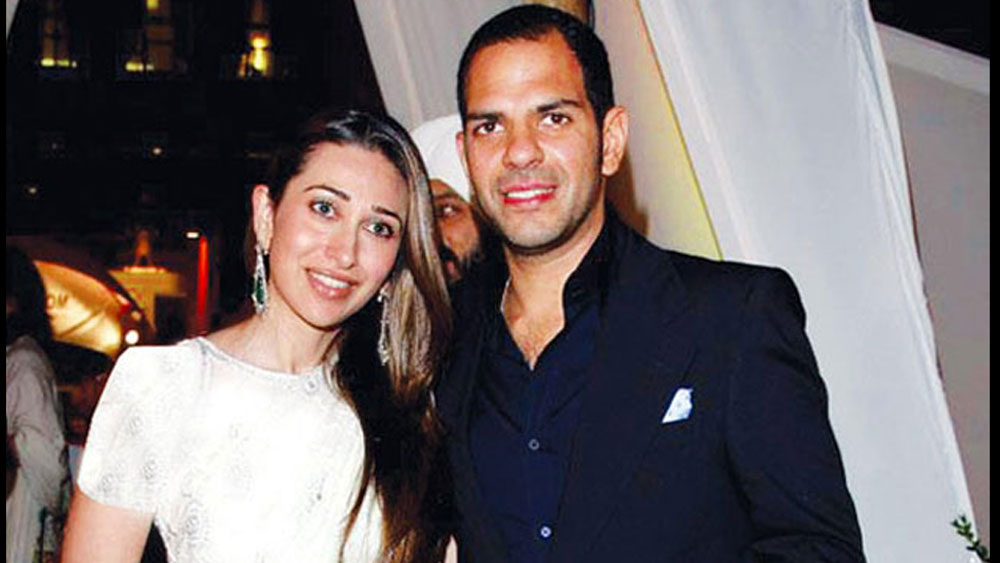 এ ছাড়া করিশ্মার থাকা-খাওয়ার খরচ হিসাবে প্রতি মাসে ১০ লাখ টাকা করে সঞ্জয়কে দিতে হয়।