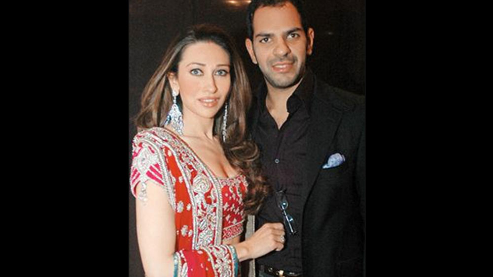 তার উপর ২০১৬ সালে স্বামী সঞ্জয়ের সঙ্গে বিচ্ছেদের পর খোরপোষের মামলা করেছিলেন করিশ্মা। ২ ছেলেমেয়ের জন্য সঞ্জয়কে আলাদা করে ১৪ কোটি টাকা দিতে হয়েছিল।