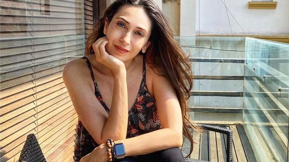 কপূর পরিবারে বৌ এবং মেয়েদের অভিনয় জগতে আসার উপর নিষেধাজ্ঞা রয়েছে। কিন্তু মা ববিতার হাত ধরে সেই নিষেধাজ্ঞা উড়িয়ে অভিনয় জগতে পা রাখেন করিশ্মা।