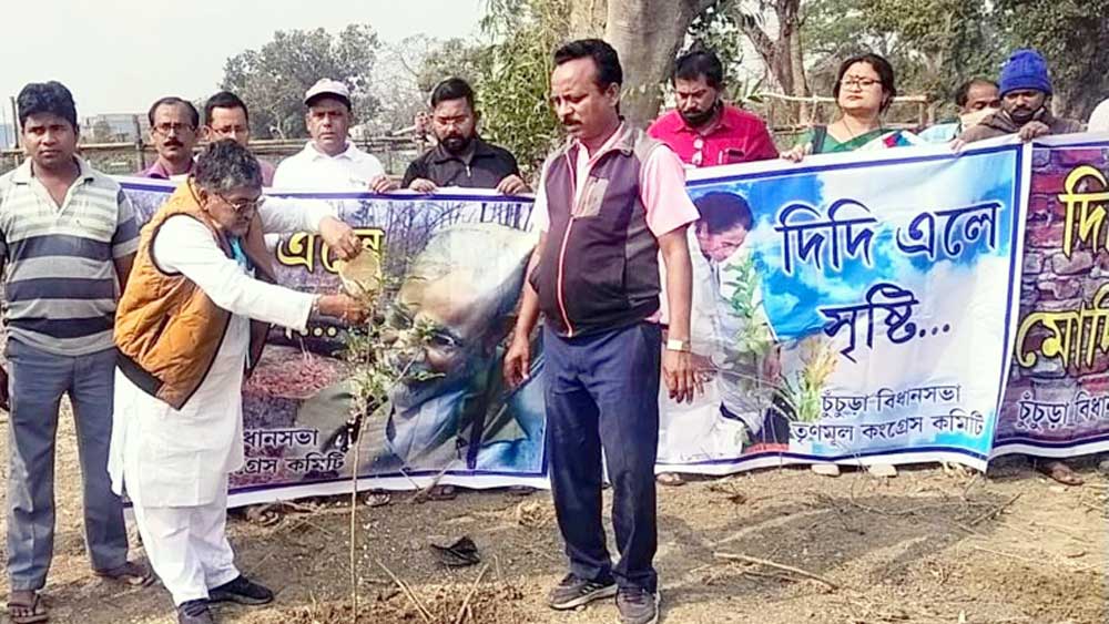 প্রধানমন্ত্রীর হেলিপ্যাড তৈরির জন্য কাটা পড়া গাছের জায়গায় নতুন গাছ বসাচ্ছেন অসিত মজুমদার। 