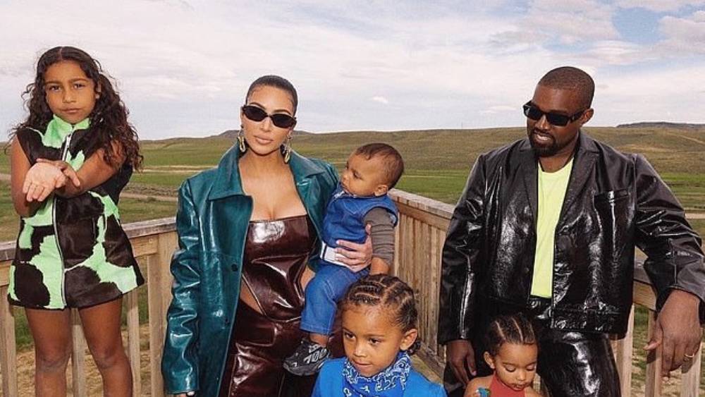 তবে এই বাড়িটির মালিকানা প্রথম থেকেই বিতর্কিত। শোনা যায়, ক্যালিফোর্নিয়ায় জমিটি কিনেছিলেন কিম। কিন্তু প্রাসাদোপম বাড়ির মালিক কেনি। তাঁদের বিবাহবিচ্ছেদের সেটলমেন্টের কেন্দ্রে থাকতে পারে এই বিতর্ক।