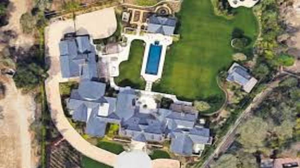 কিম-কেনের সম্পত্তির অন্যতম হল ক্যালিফোর্নিয়ায় ২ কোটি ডলার দিয়ে কেনা প্রাসাদ। ২০১৪ সালে এই অট্টালিকা কিনেছিলেন তাঁরা। ২০১৮ সাল থেকে এই বাড়িতে বছর চারেক ছিলেনও তাঁরা। বহু সূত্রে দাবি, বাড়িটির দাম আসলে ৬ কোটি ডলার।