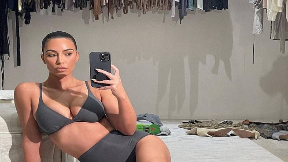 এ ছাড়া কিম এবং কেনি ওয়াইয়োমিং এবং বিগ হর্ন এলাকায় দু’টি র‌্যাঞ্চও কিনেছেন। মায়ামি সৈকতে একটি বিলাসবহুল বাড়ি কিনে কিমকে বড়দিনে উপহার দিয়েছিলেন কেনি।