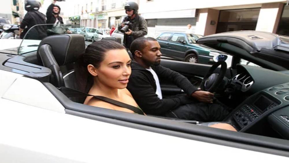 তাঁদের একটি মহার্ঘ্য গাড়ি একবার একটুর জন্য দুর্ঘটনার হাত থেকে বেঁচে যায়। সে সময় গাড়িটি চালাচ্ছিলেন তাঁদের এক কর্মচারী। আবার তাঁদের একটি দুর্মূল্য পোর্শে চুরিও হয়ে গিয়েছিল বলে অভিযোগ। কেনের পছন্দ সুপারকার। কিম ভালবাসেন বিলাসবহুল গাড়ি। ফলে দু’জনের পছন্দ মেলাতে গিয়ে গাড়ির সংখ্যা ক্রমশ বেড়ে গিয়েছে।