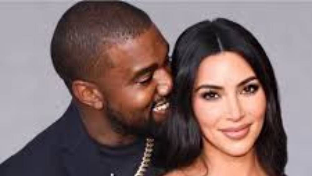 কিমের সঙ্গে কেনের প্রথম আলাপ ২০০৪ সালে, একটি মিউজিক ভিডিয়ো-র শ্যুটিং উপলক্ষে। সে সময় কিমের দাম্পত্য চলছিল ড্যামন থমাসের সঙ্গে। সে বছরই কিম বিবাহবিচ্ছেদ করেন থমাসকে। শেষ হয় কিমের ৪ বছরের প্রথম দাম্পত্য। অন্য দিকে, কেন তখন ডেট করছিলেন অ্যালেক্সিস ফিফারের সঙ্গে।