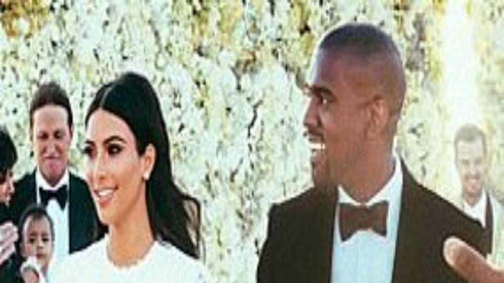 ২০১৮ সালে সারোগেসির মাধ্যমে তৃতীয় বার মা হন কিম। মেয়ের নাম রাখেন ‘শিকাগো’। প্রথম দু’টি সন্তানের জন্মের পরে তাঁর কিছু শারীরিক জটিলতা দেখা দিয়েছিল। ফলে তৃতীয় বার মা হওয়ার জন্য তাঁদের সারোগেসির শরণাপন্ন হতেই হয়েছিল।