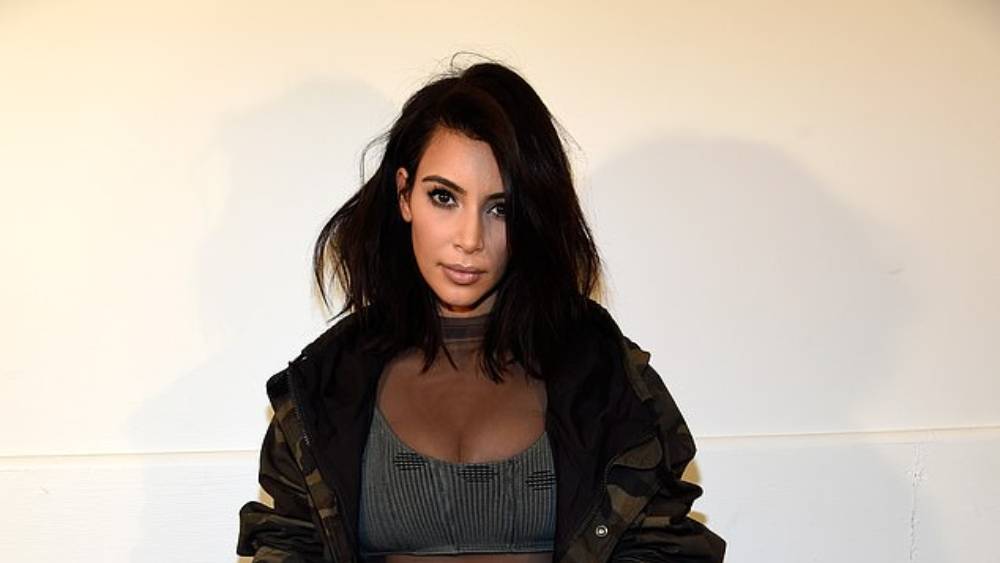  প্রথম আলাপের সময়ে কিমকে চিনতেন না কেন। এমনকি, তিনি নাকি জানতেন না তাঁর নামও। ক্রমে আলাপ গাঢ় হয়। সেখান থেকেই প্রেম। তবে এই সম্পর্কের মাঝেই কিম ২০১১ সালে বিয়ে করেন ক্রিস হাম্ফ্রিজকে। তবে গায়িকার দ্বিতীয় পক্ষের সেই বিয়ে স্থায়ী হয়েছিল মাত্র ২ বছর।