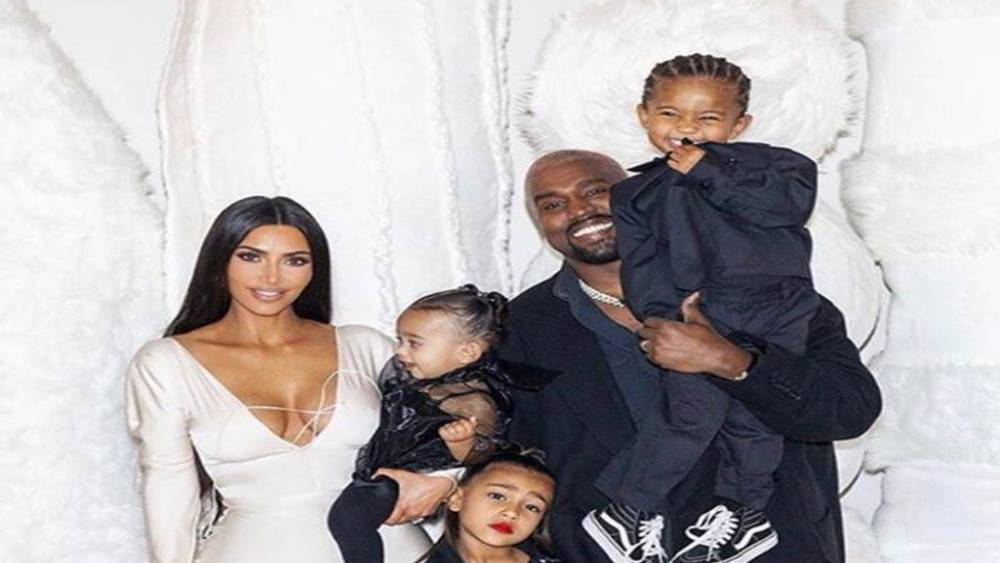 পরের বছর তাঁদের সংসারে আসে চতুর্থ সন্তান। আরও এক বার সারোগেসির মাধ্যমে মা হন কিম। ছেলের নাম তাঁরা রাথেন ‘প্যাজম’।