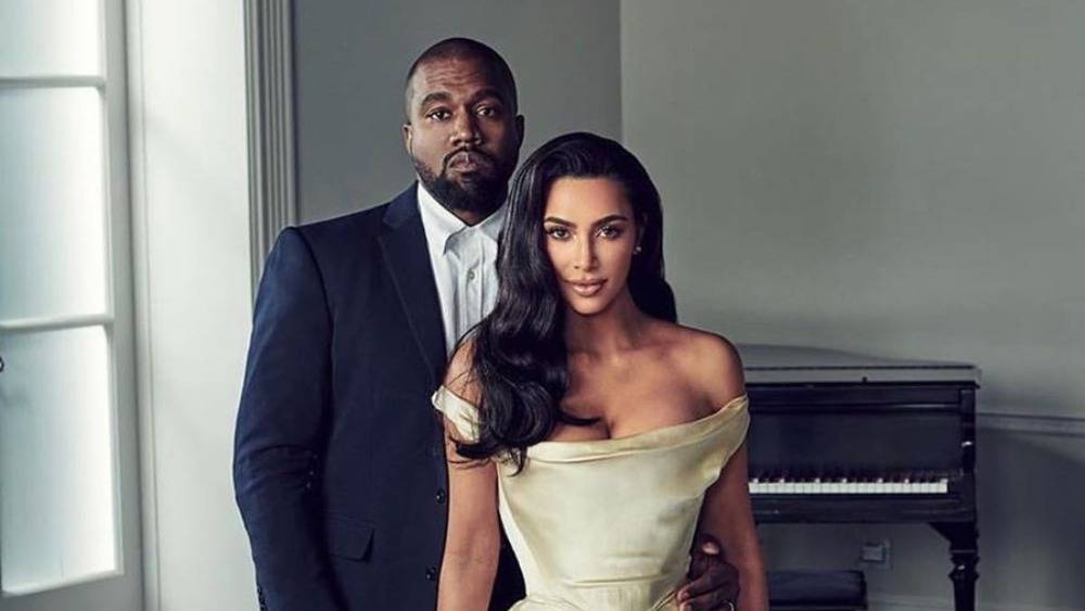 ২০২০ সালের অক্টোবরেও কিমের জন্মদিন পালনের জন্য রাজকীয় আয়োজন করেছিলেন কেনি। কিন্তু তার কয়েক মাস পরেই প্রকাশ্যে আসতে থাকে তাঁদের সম্পর্কে দ্বন্দ্বের খবর। শেষ অবধি অনুরাগীদের আশঙ্কা সত্যি প্রমাণ করে বিচ্ছেদের পথেই পা রাখলেন দুই তারকা।