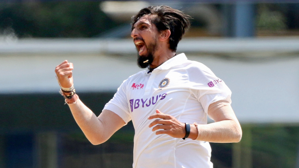 সরাসরি: শততম টেস্টের দ্বিতীয় ওভারেই ঝটকা ইশান্তের, প্রথম উইকেট হারাল ইংল্যান্ড