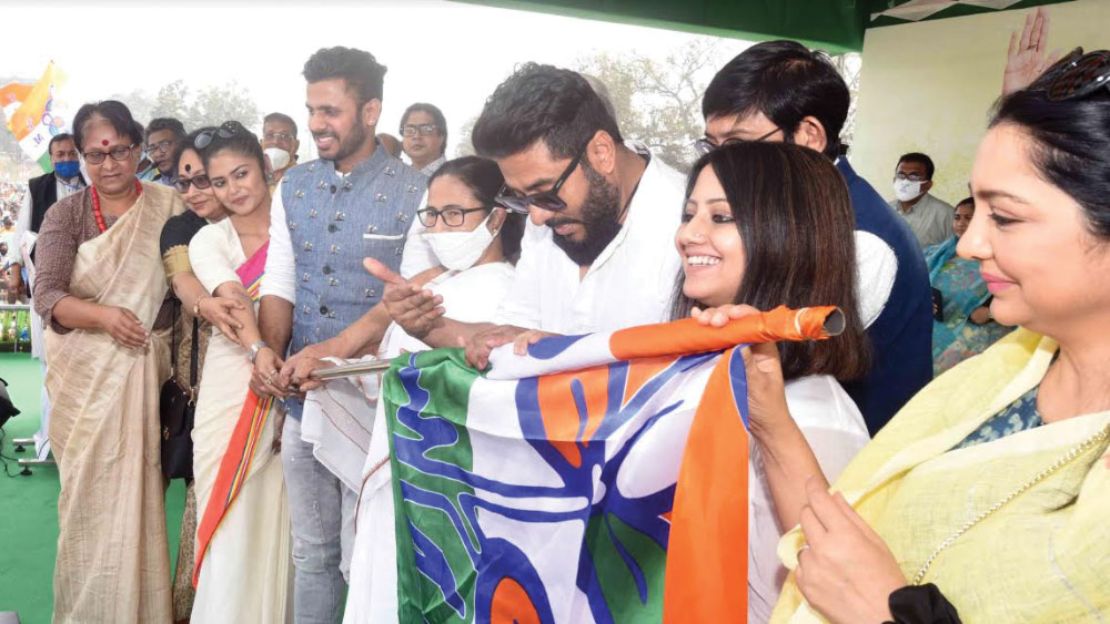 তৃণমূলে যোগ দিলেন এক ঝাঁক টলিউড তারকা, ক্রিকেটার ও ফুটবলার। হুগলির সাহাগঞ্জে, বুধবার।