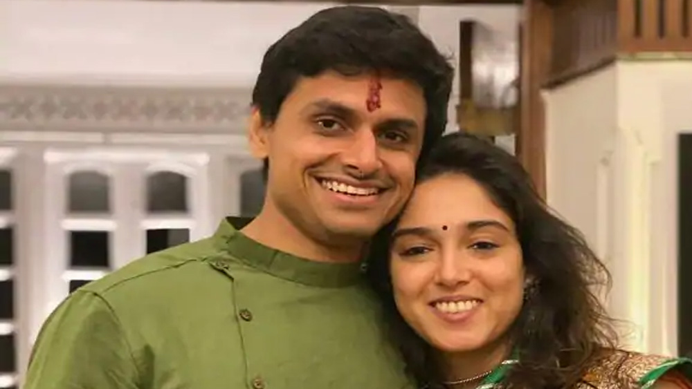 শরীরচর্চার প্রশিক্ষক নূপুর শিখরের সঙ্গে অনেক দিনই ছবি শেয়ার করছিলেন ইরা। এর আগে বলেছিলেন, নূপুরের উপস্থিতি তাঁকে খুশি করে। তার পর থেকেই তাঁদের সম্পর্ক ঘিরে বাড়ছিল জল্পনা।