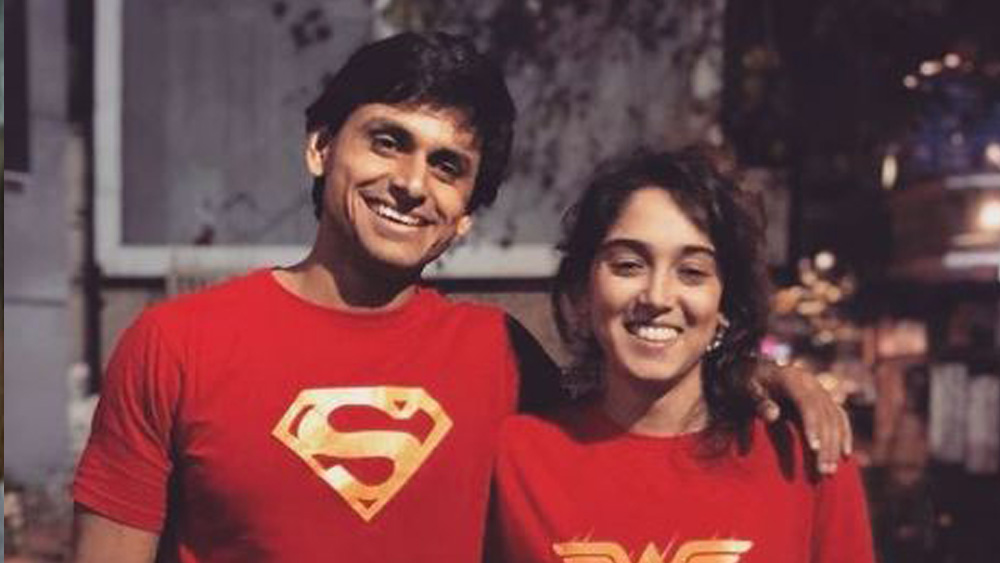 নূপুরের সঙ্গে ইরার পরিচয় অনেক দিনের। কিন্তু ঘনিষ্ঠতার বয়স বেশি নয়। গত বছর দীর্ঘ লকডাউনে শরীরচর্চায় আগ্রহী হন ইরা। সে সময় তিনি নূপুরের সাহায্য নেন।