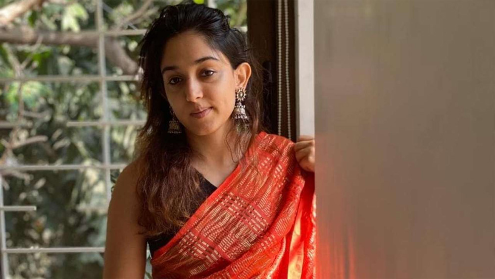 শুধু সোশ্যাল মিডিয়ায় জানানোই নয়। শোনা যাচ্ছে, মায়ের সঙ্গেও নূপুরের পরিচয় করিয়ে দিয়েছেন ইরা।