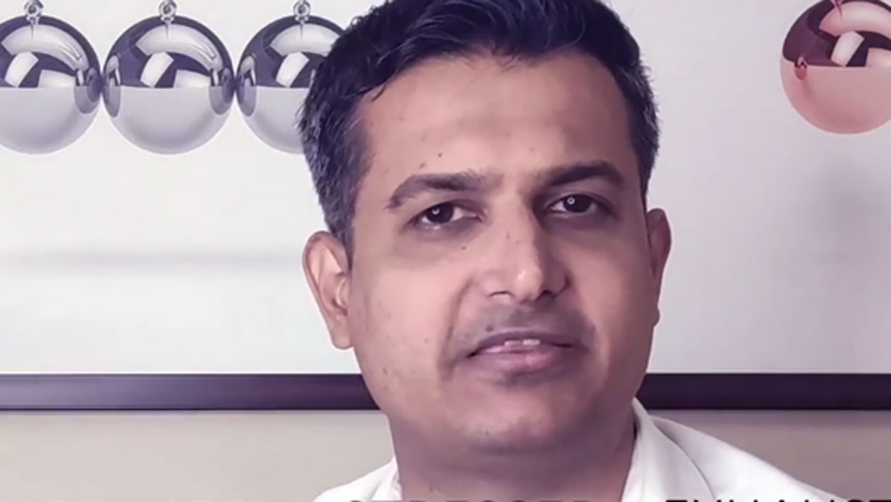 তাঁর কাছে প্যান কার্ড কিংবা এ জাতীয় কোনও সরকারি পরিচয়পত্র ছিল না। শৈশবের সমস্ত বন্ধুরাই চাকরি করছিলেন। তাঁদের নিজেদের পরিবার নিয়ে সুখীও ছিলেন। আধ্যাত্মিকতাকে সঙ্গে নিয়ে ফের নতুন লড়াই শুরু করেন পরেশ।