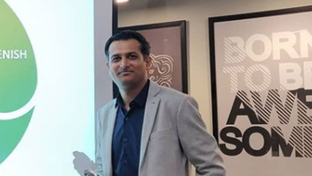 তিনি বুঝেছিলেন সংসারে থেকেও আধ্যাত্মিকতার চর্চা করা সম্ভব। কিন্তু যাওয়া যতটা সহজ ছিল ফিরে আসা সেটা ছিল না। এই ১২ বছরে আমূল বদল হয়ে গিয়েছিল সমাজের। মাল্টিপ্লেক্স কী জানতেন না পরেশ। তাঁর বাড়ির লোকজনের কাছেও তিনি নতুন লোক ছিলেন। আর প্রতিবেশীরা তো তাঁকে ভুলতেই বসেছিলেন।