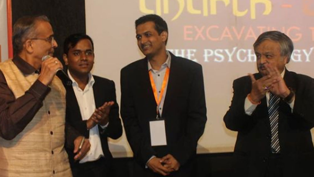 ২০০২ সালে একটি বৈষ্ণব সংগঠনে যোগ দেন তিনি। ১২ বছর সেখানেই ছিলেন। সেখানেই আধ্যাত্মিকতার পাঠ নিতেন এবং বিভিন্ন সেবামূলক কাজ করতেন।