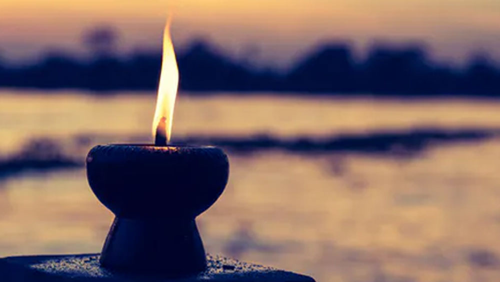 সেবামূলক কাজে নিজেকে ব্যস্ত রাখতেন তিনি। সমাজের কাজেই নিজের জীবন উৎসর্গ করতে চাইতেন। সংসারের বেড়াজালের মধ্যে থাকতে মন চাইল না কিছুতেই। সব কিছু ছেড়ে তিনি চলে যান। পিছনে ফেলে যান মা-বাবা, আত্মীয়, বন্ধুদের।