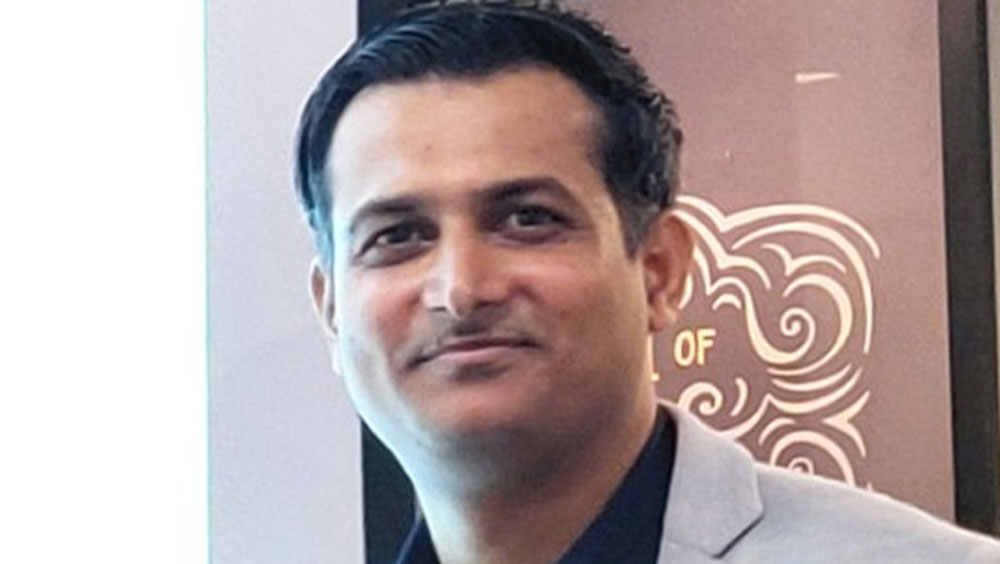 সংসারের মায়া কাটিয়ে সন্ন্যাস গ্রহণ করা পরেশ আবার ১২ বছর পর সংসারে ফিরে ডেটিং অ্যাপেও ঢুঁ মারতে শুরু করেছিলেন!