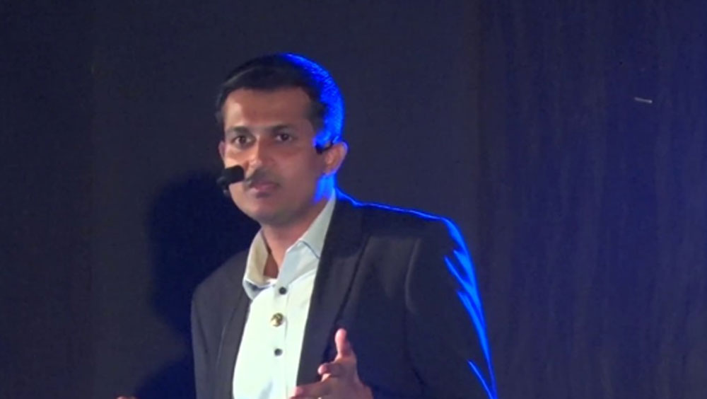 তাঁর নাম পরেশ রাওয়াল। তিনি এখন বহু পরিচিত মুখ নেটমাধ্যমের পাতায়। ১২ বছর সন্ন্যাসী হয়ে থাকার সময় জীবনমুখী যে সমস্ত শিক্ষা তিনি গ্রহণ করেছিলেন, সেগুলো কাজে লাগিয়েই আজ তিনি জনপ্রিয় ‘স্পিরিচুয়াল লাইফ কোচ’।