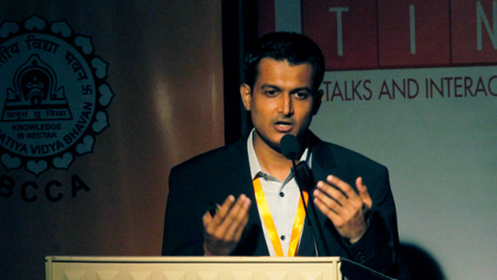 জীবনের সংজ্ঞা খুঁজতে আধ্যাত্মিকতার সঙ্গ নিয়েছিলেন। সংসার ধর্ম ছেড়ে সন্ন্যাসীর জীবন কাটাচ্ছিলেন। টানা ১২ বছর এ ভাবে থাকার পর তাঁর উপলব্ধি, আধ্যাত্মিক জীবন কখনও সন্ন্যাসী হওয়ার মধ্যে সীমাবদ্ধ থাকতে পারে না।