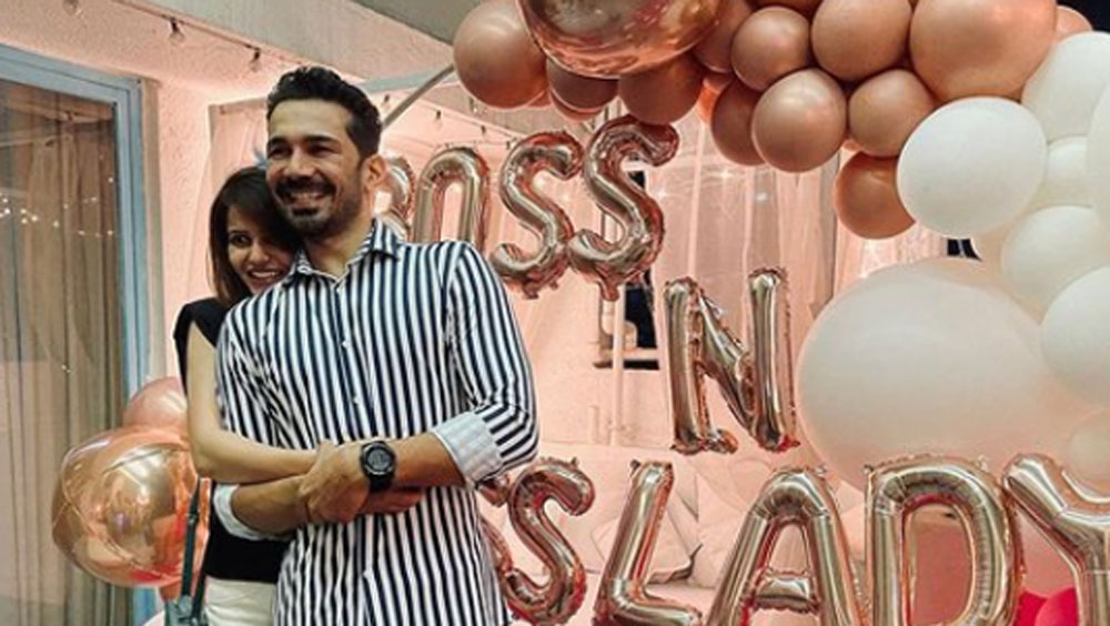 এই শো-এর সুবাদে একে অপরকে তাঁরা সময় দিতে বাধ্য হন। তাঁদের সম্পর্কের ক্ষতগুলিও ধীরে ধীরে ভরাট হয়ে যায় বলে দাবি তারকা দম্পতির।