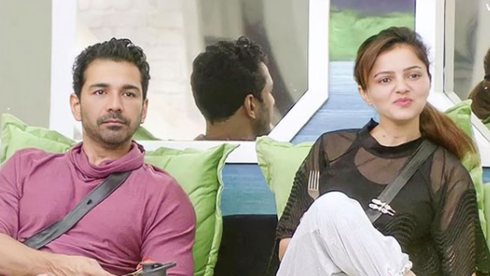 অভিনবের প্রেমে যেন পাগল হয়ে উঠেছিলেন রাখি। বিনোদনের নামে অনেক সময়ই সীমা অতিক্রম করে ফেলতেন রাখি। তাতে অসম্মানিত হতেন অভিনব।