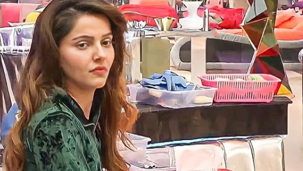 ২০১৬ সালে ব্রিটিশ সাপ্তাহিক ইস্টার্ন আই-এর বিচারে এশিয়ার প্রথম ৫০ জন সেক্সি মহিলার তালিকায় ১১ নম্বরে নাম উঠে আসে তাঁর। তার পরের বছরও এই তালিকায় ছিলেন তিনি। ২০১৭ সালে তাঁর স্থান ছিল ১০ নম্বরে।