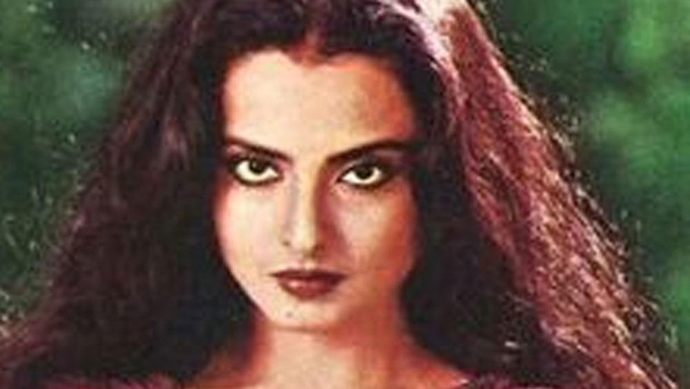 এ নিয়ে রেখাকেও অনেক প্রশ্নের সম্মুখীন হতে হয়েছিল। কিন্তু রেখার মুখে কখনও কোনও কুমন্তব্য শোনা যায়নি।