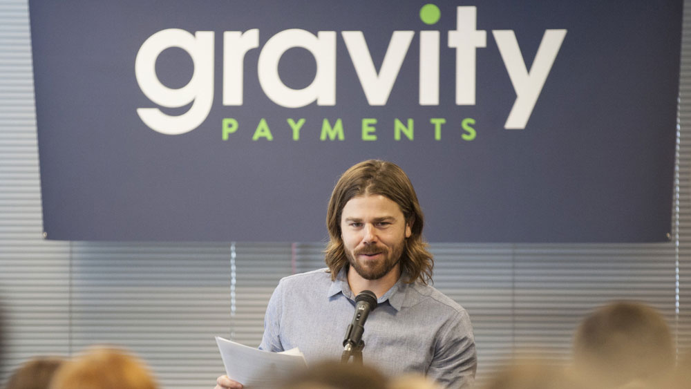 সংস্থাটির নাম গ্রাভিটি পেমেন্টস। আর কর্মীবান্ধব এমন সিদ্ধান্ত নিয়ে সরা বিশ্বের নজরে এসেছেন সংস্থার সিইও ড্যান প্রাইস।