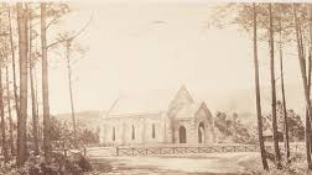 ৩। শৈশবের প্রথম দশক কেটেছিল শিলং শহরে। কাজের সূত্রে সেই শহরেই তখন ছিলেন প্রমদারঞ্জন। রাশভারী বাবাকে কিছুটা ভয়ই পেতেন লীলা। তাঁর জগৎ আবর্তিত হত মাকে ঘিরে। তাঁর মা সুরমা দেবী ছিলেন অসম্ভব ব্যক্তিত্বময়ী। লীলার জীবনে ও লেখায় মায়ের গভীর প্রভাব পড়েছিল।