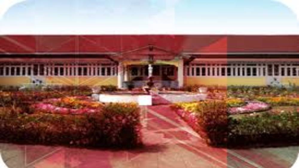 ৪। শিলঙের লোরেটো কনভেন্টের নাম ছিল মিডল ইংলিশ স্কুল। সেখানেই পড়াশোনা শুরু লীলার। স্কুলে বাংলা পড়ানো হত না। বাংলার অক্ষরজ্ঞান হয়েছিল মায়ের কাছে, বাড়িতে। ঈশ্বরচন্দ্র বিদ্যাসাগরের আখ্যানমঞ্জরীর প্রথম ও দ্বিতীয় ভাগ থেকে মেয়েকে বাংলা পড়াতেন সুরমাদেবী।