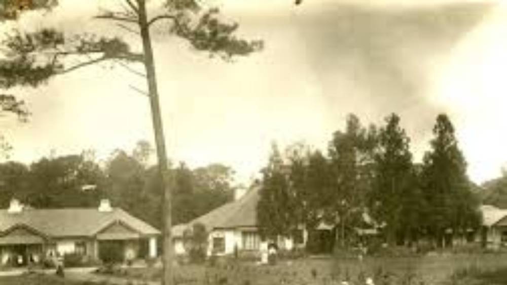 ৫। লীলার ১২ বছর বয়সে প্রমাদরঞ্জন বদলি হয়ে কলকাতায় এলেন। তার আগেও কলকাতায় এসেছেন লীলা। কিন্তু পাকাপাকি ভাবে থাকতে আসা সেই প্রথম। তবে শিলং তাঁর মনের মধ্যে চুপটি করে বসেছিল আজীবন। স্মৃতিকথা ‘আর কোনোখানে’ তো বটেই। শিলং ঘুরেফিরে এসেছে তাঁর বহু গল্প ও উপন্যাসে।