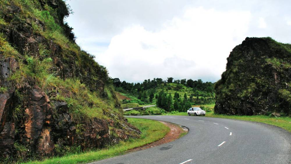 ৬। শিলঙের বাড়িতে পরিচারক ছিলেন ইলবন। তাঁর গল্পের ভাণ্ডার ছিল অফুরন্ত। বালিকাজীবনে গল্পের সেই উৎসই পরে নতুন জন্ম পেয়েছে সাহিত্যিক লীলার কলমে। তখন তাঁর নাম হয়ে গিয়েছে ‘দুমকার ঝগড়ু’। তাঁর সাবলীল এবং ঝরঝরে ভাষায় মিলে মিশে গিয়েছিল সুকুমার রায় এবং অবনীন্দ্রনাথ ঠাকুরের তুলি-কলম।