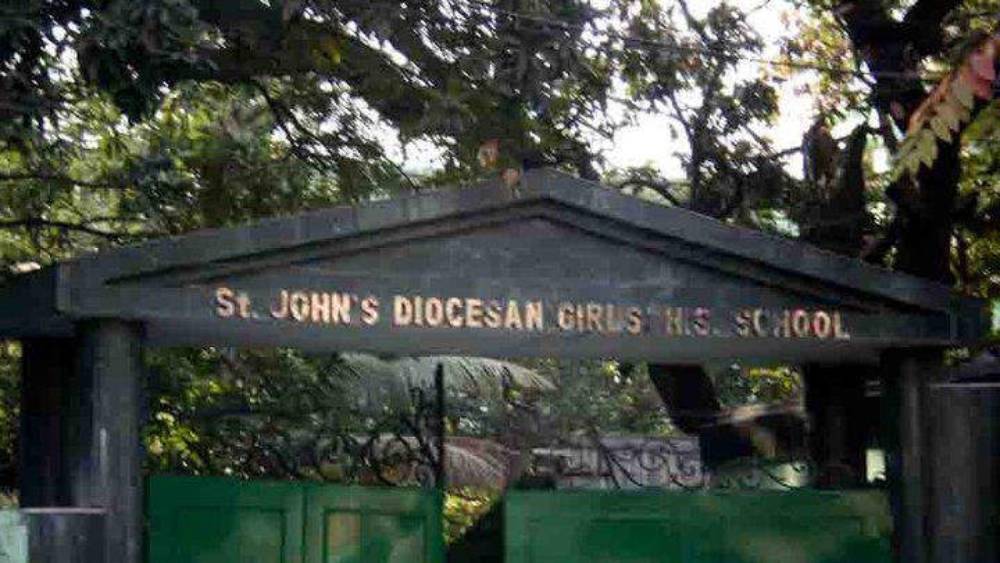 ৭। তাঁর কল্পনার তুলি কলম রঙিন হতে কিন্তু বাধা পেয়েছিল কলকাতায় পা রাখার পরে। কারণ, ভাষার অন্তরায়। যে লীলা কৈশোরে পৌঁছবার আগেই নীল খাতা ভরিয়ে ফেলেছেন ইংরেজি গল্পে, তাঁর কাছে গোল্লাছুট হয়ে যায় বাংলা ব্যাকরণের সমাস এবং কারক বিভক্তি। কলকাতায় এসে তাঁকে ভর্তি করা হয়েছিল সেন্ট জনস ডায়োসেশন স্কুলে।