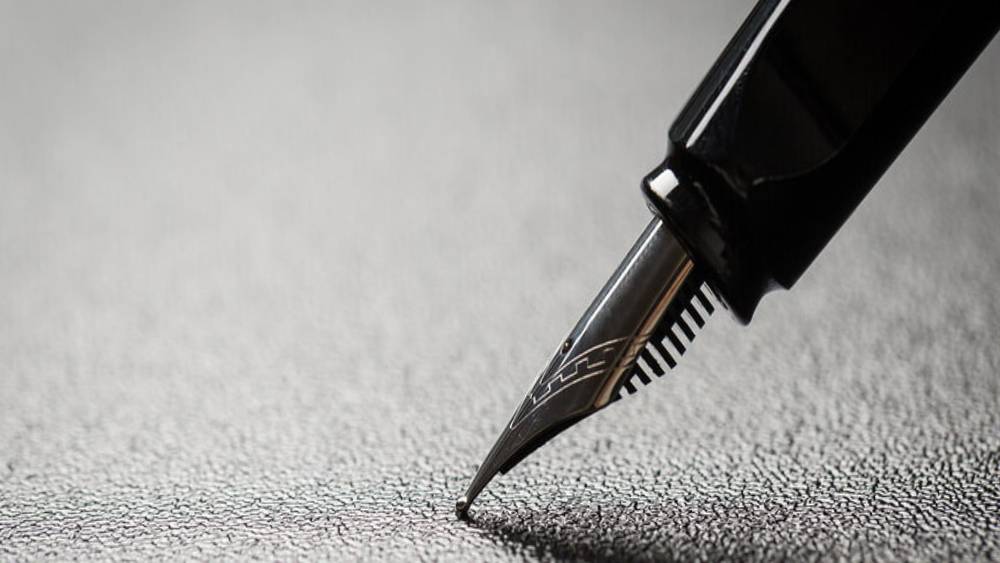 ১১। মাত্র ২ নম্বরের জন্য বাংলায় লেটার মার্কস পাননি। পণ্ডিতমশাইয়ের আক্ষেপের উত্তরে লীলা বলেছিলেন, “আপনি দুঃখ করবেন না। গাধা পিটিয়ে ঘোড়া করা যায়, কিন্তু পক্ষীরাজ করা যায় না।” অবশ্য ছাত্রী যে দিন পক্ষীরাজ হয়ে আকাশে ডানা মেলেছিলেন, সে দিন পণ্ডিতমশাইও চলে গিয়েছেন বহু দূরে। আকাশ থেকেই হয়তো দু’হাত তুলে আশীর্বাদ করেছিলেন ছাত্রীর উড়ানকে।